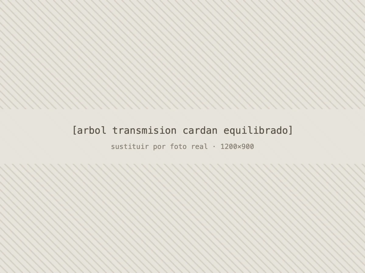 Árbol de transmisión cardán montado en el banco de equilibrado dinámico del taller