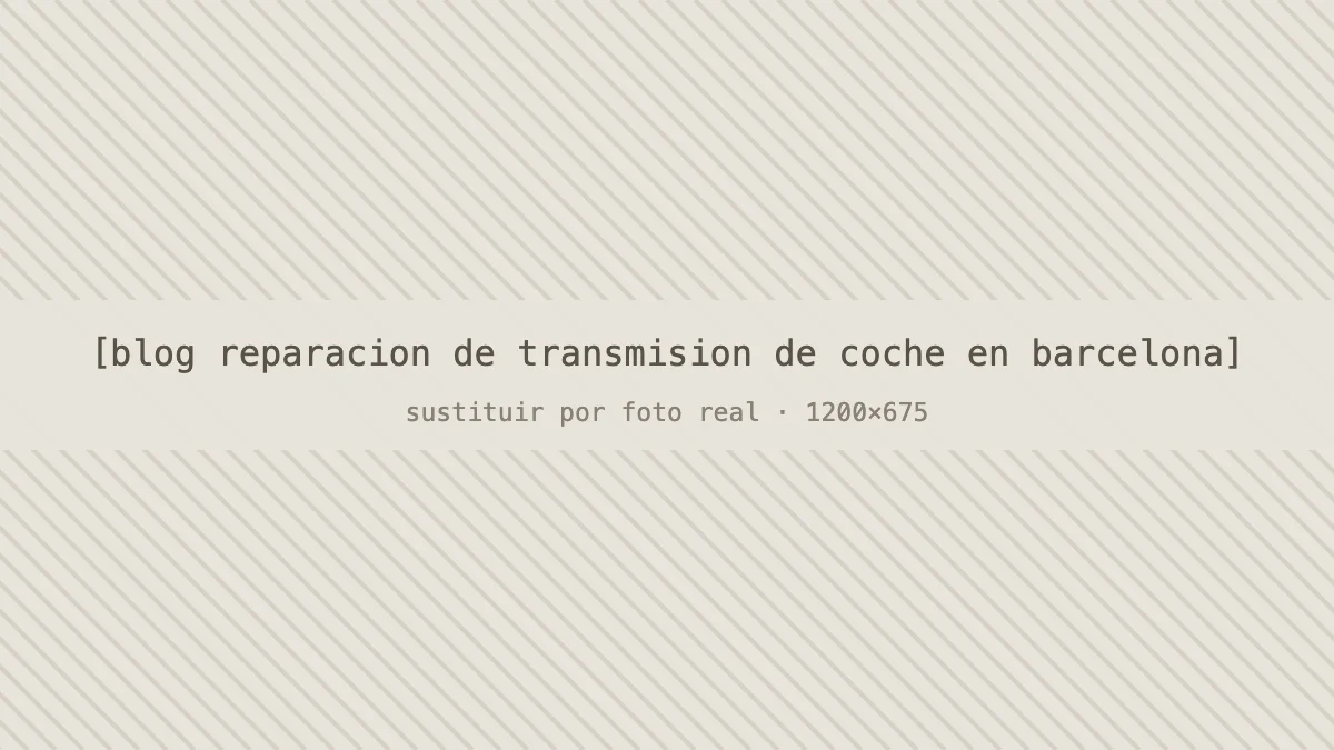 Caja de cambios abierta con los componentes internos ordenados para su inspección