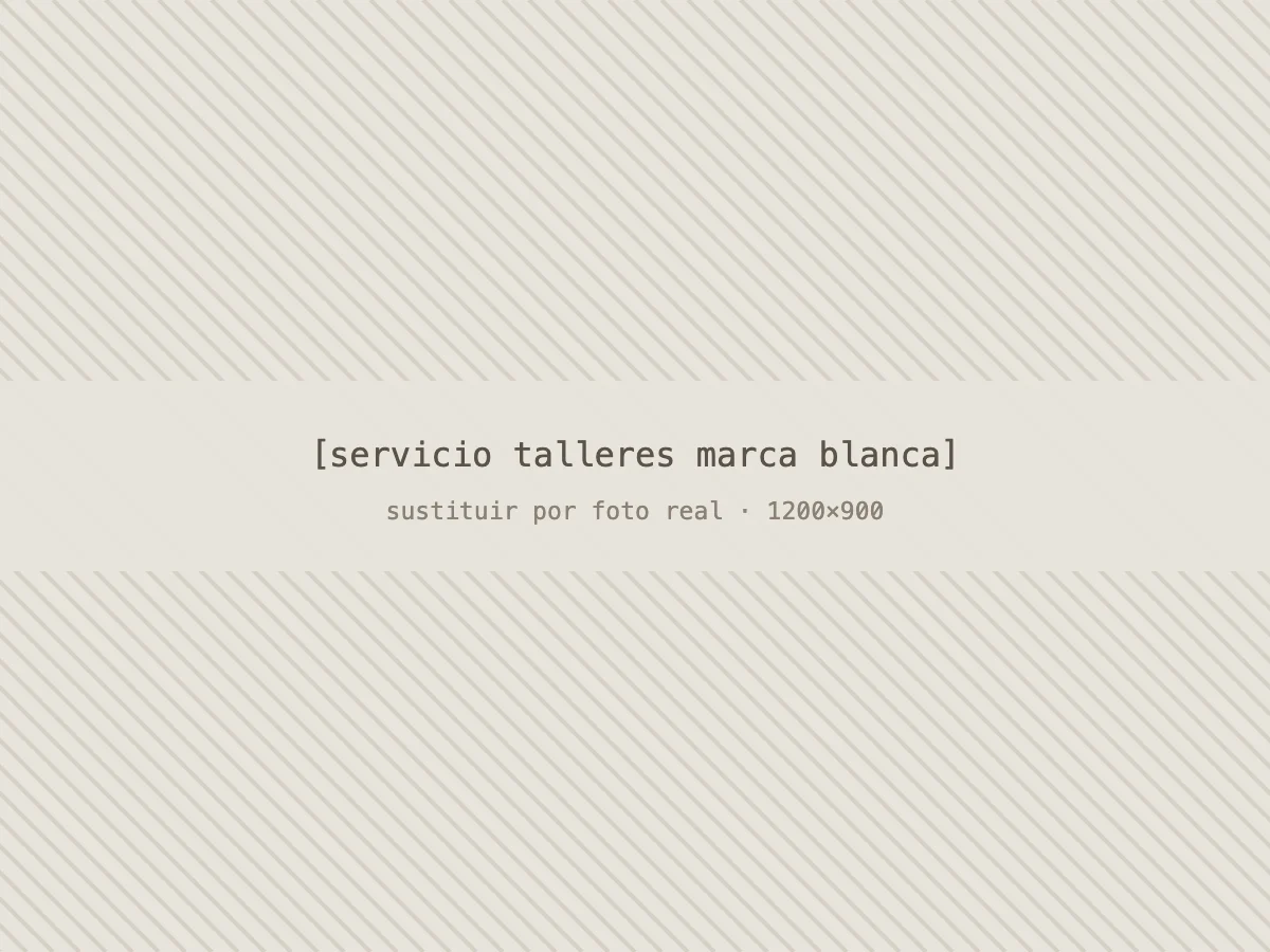 Cajas de cambios etiquetadas por taller colaborador en la zona de recepción del taller