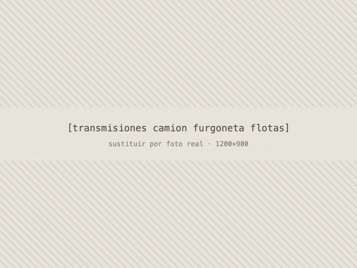 Cardán de camión de tres tramos en el banco de trabajo del taller de transmisiones